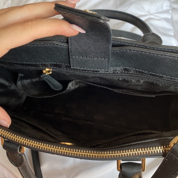 Michael Kors bag from outlet. Great condition, comes with matching wallet 🫶🏻 - Picture 3 of 8